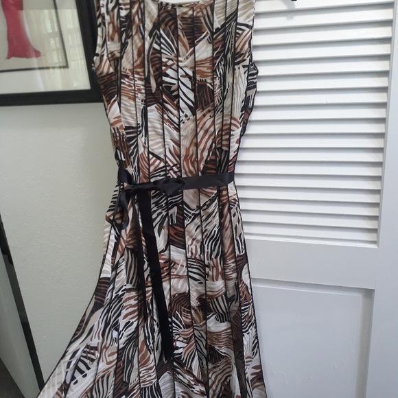 Sleeveless dress, color brown, black, and beige. - Picture 3 of 3